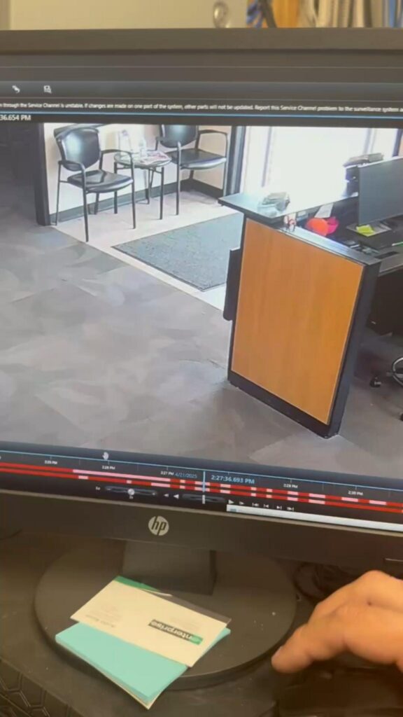 肌色の人間がマウスを操作している