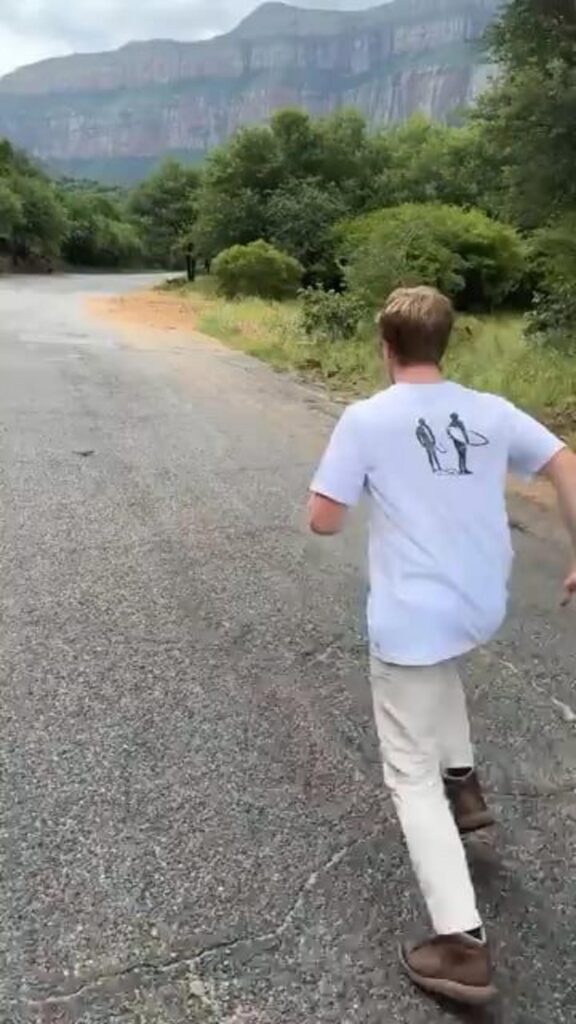 白い服の人間が走っている