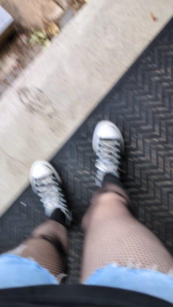 白い靴を履いた人間が歩いている
